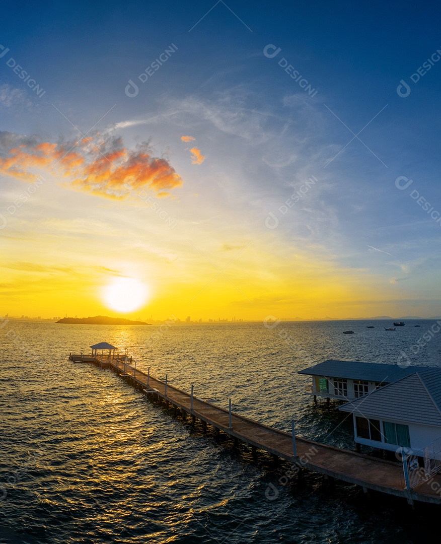belo pôr do sol tropical abandonado cais e mar