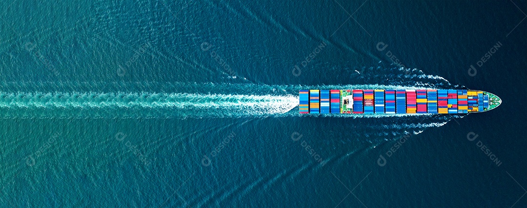 Navio de contêiner de carga, navio marítimo de carga com rastro no navio oceânico transportando contêiner e correndo para tecnologia de conceito de exportação frete marítimo por navio expresso. vista do topo