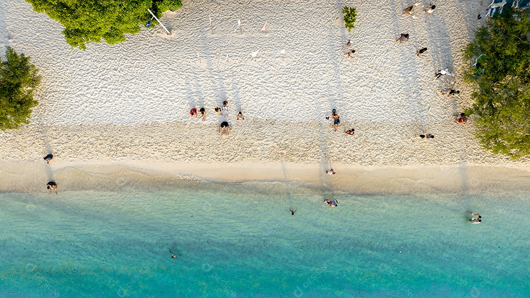 Férias de verão do conceito de praia natural. Natureza da praia tropical de verão. Guarda-chuva a bordo de um barco e barco na Praia de Areia e Turismo Feliz por brincar na areia.