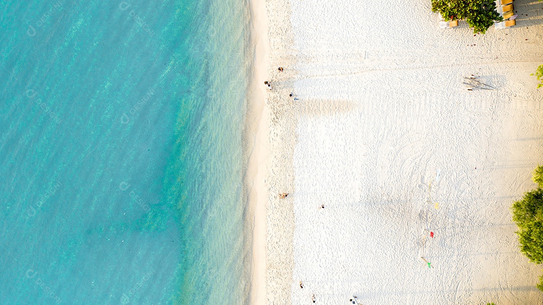 Férias de verão do conceito de praia natural. Natureza da praia tropical de verão. Guarda-chuva a bordo de um barco e barco na Praia de Areia e Turismo Feliz por brincar na areia.