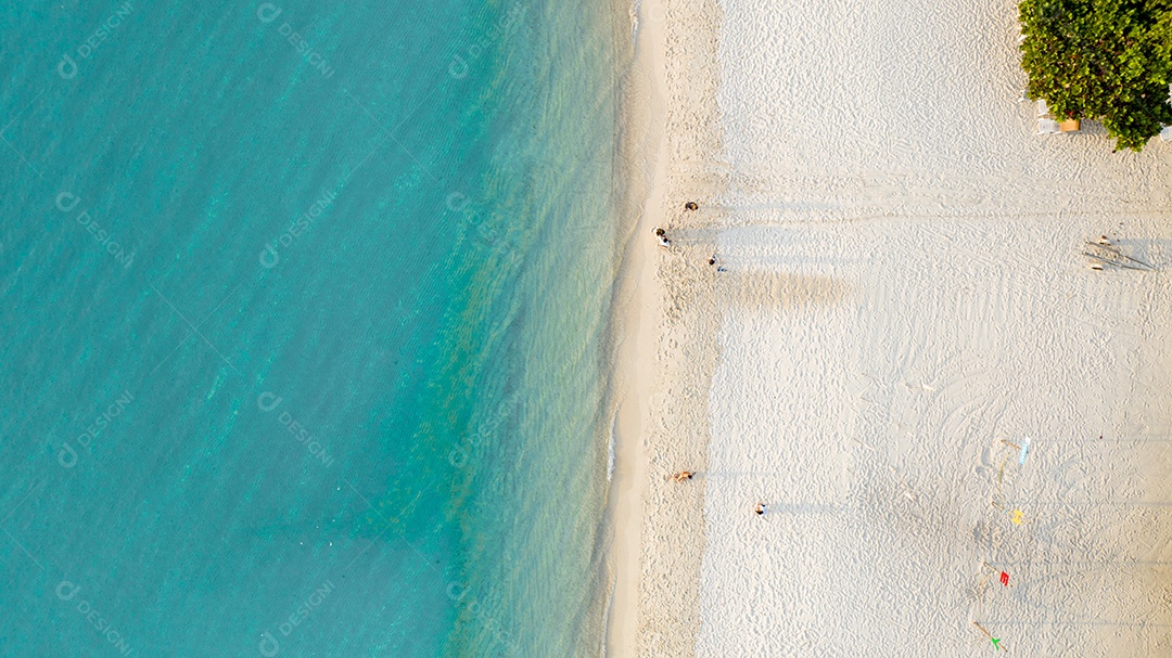 Férias de verão do conceito de praia natural. Natureza da praia tropical de verão. Guarda-chuva a bordo de um barco e barco na Praia de Areia e Turismo Feliz por brincar na areia.