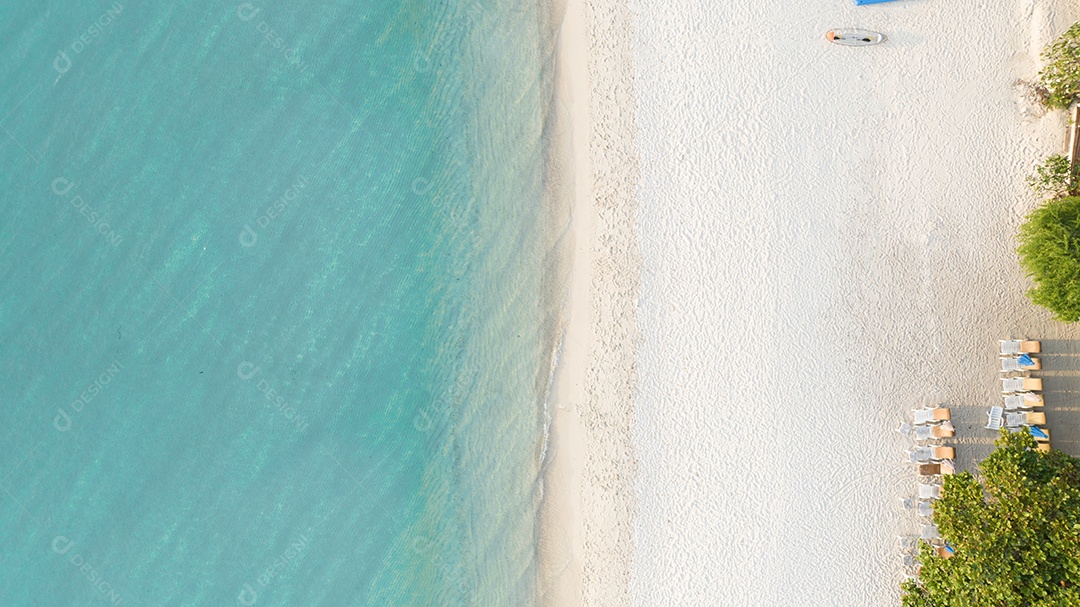 Férias de verão do conceito de praia natural. Natureza da praia tropical de verão. Guarda-chuva a bordo de um barco e barco na Praia de Areia e Turismo Feliz por brincar na areia.
