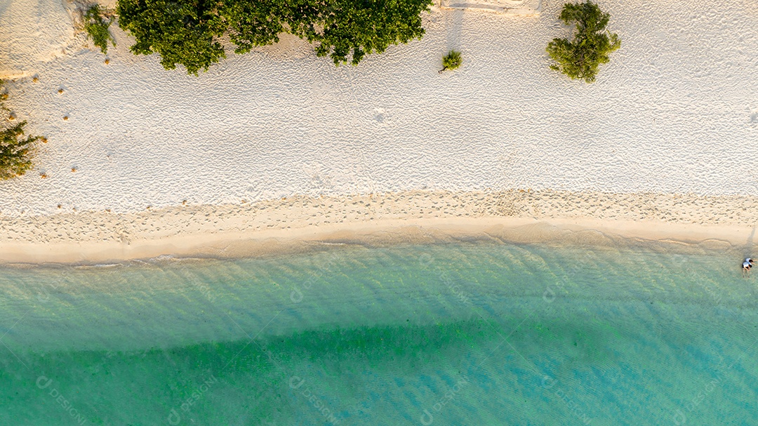 Férias de verão do conceito de praia natural. Natureza da praia tropical de verão. Guarda-chuva a bordo de um barco e barco na Praia de Areia e Turismo Feliz por brincar na areia.