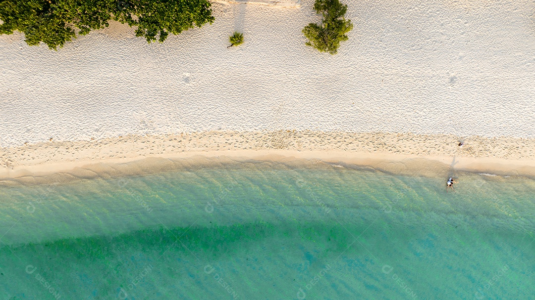 Férias de verão do conceito de praia natural. Natureza da praia tropical de verão. Guarda-chuva a bordo de um barco e barco na Praia de Areia e Turismo Feliz por brincar na areia.
