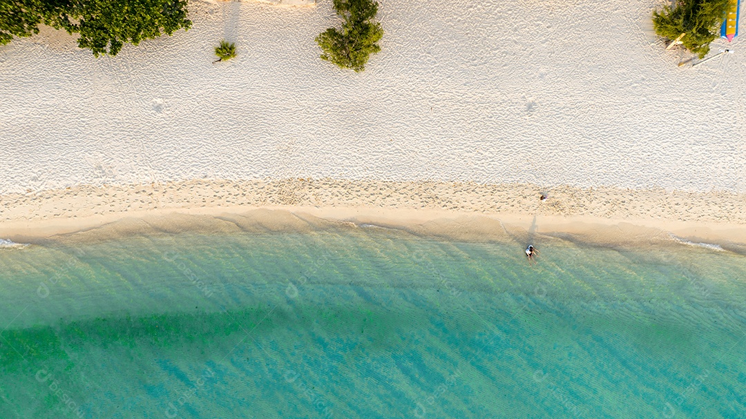 Férias de verão do conceito de praia natural. Natureza da praia tropical de verão. Guarda-chuva a bordo de um barco e barco na Praia de Areia e Turismo Feliz por brincar na areia.