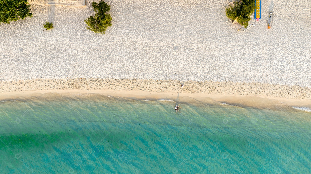 Férias de verão do conceito de praia natural. Natureza da praia tropical de verão. Guarda-chuva a bordo de um barco e barco na Praia de Areia e Turismo Feliz por brincar na areia.