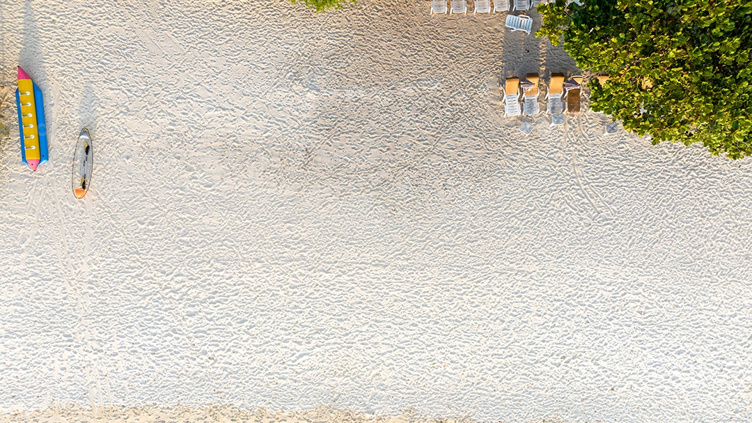 Férias de verão do conceito de praia natural. Natureza da praia tropical de verão. Guarda-chuva a bordo de um barco e barco na Praia de Areia e Turismo Feliz por brincar na areia.