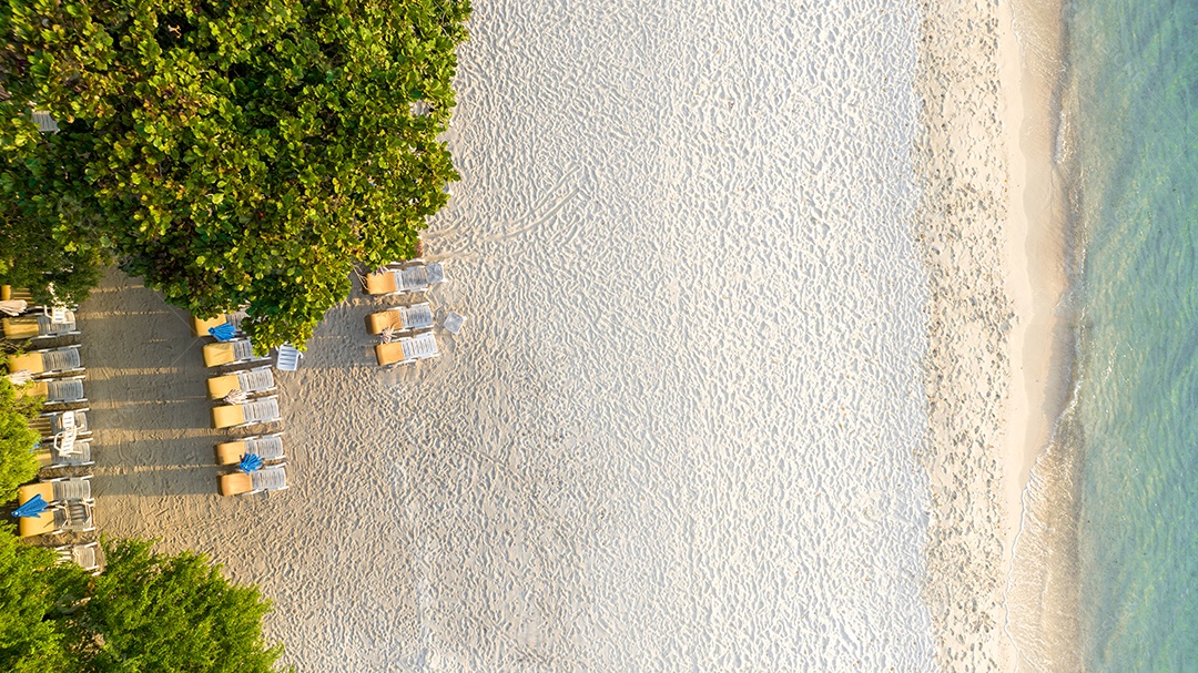 Férias de verão do conceito de praia natural. Natureza da praia tropical de verão. Guarda-chuva a bordo de um barco e barco na Praia de Areia e Turismo Feliz por brincar na areia.