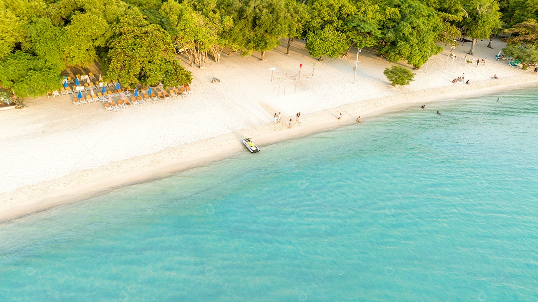 Férias de verão do conceito de praia natural. Natureza da praia tropical de verão. Guarda-chuva a bordo de um barco e barco na Praia de Areia e Turismo Feliz por brincar na areia.