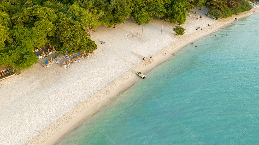 Férias de verão do conceito de praia natural. Natureza da praia tropical de verão. Guarda-chuva a bordo de um barco e barco na Praia de Areia e Turismo Feliz por brincar na areia.