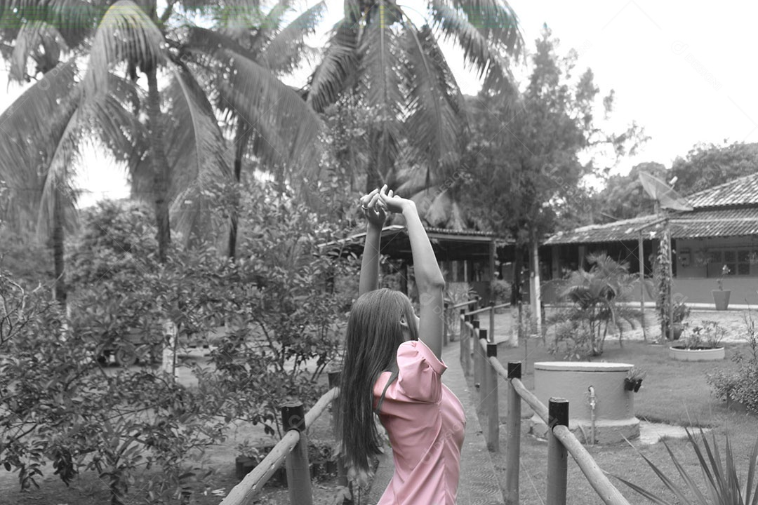 Mulher se alongando na natureza , foto preto e branco