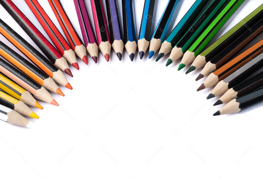 Lápis de cores sortidas sobre fundo branco