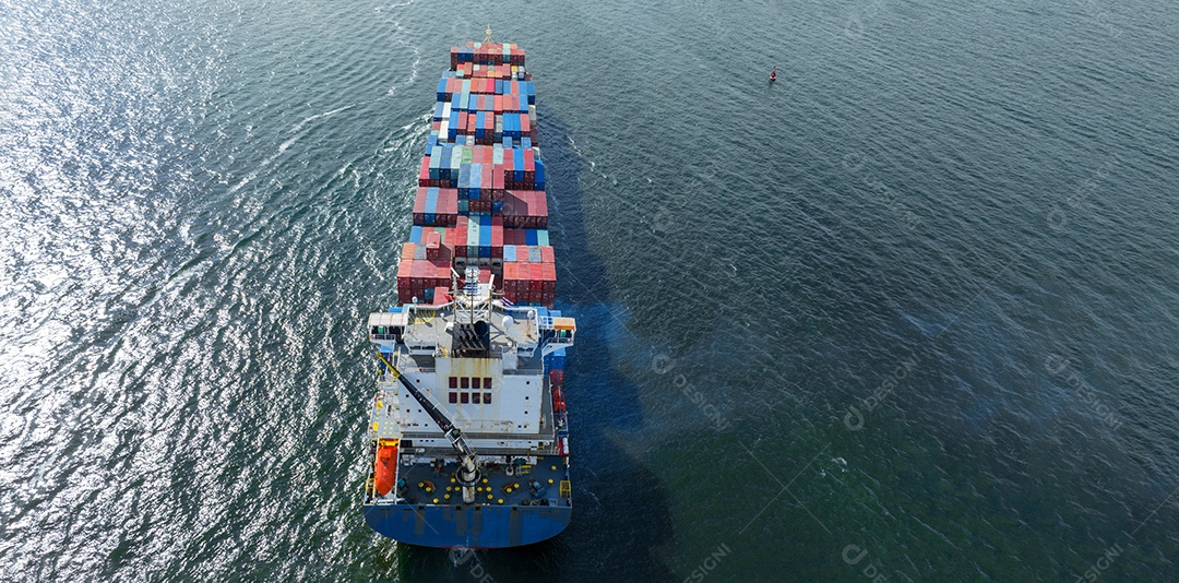 navio marítimo de carga com rastro no navio oceânico transportando contêiner e correndo para o transporte de frete de tecnologia de conceito de exportação por remetente de serviço inteligente de navio. Popa do navio porta-contentores