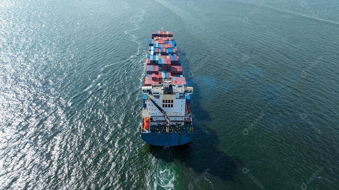 navio marítimo de carga com rastro no navio oceânico transportando contêiner e correndo para o transporte de frete de tecnologia de conceito de exportação por remetente de serviço inteligente de navio. Popa do navio porta-contentores