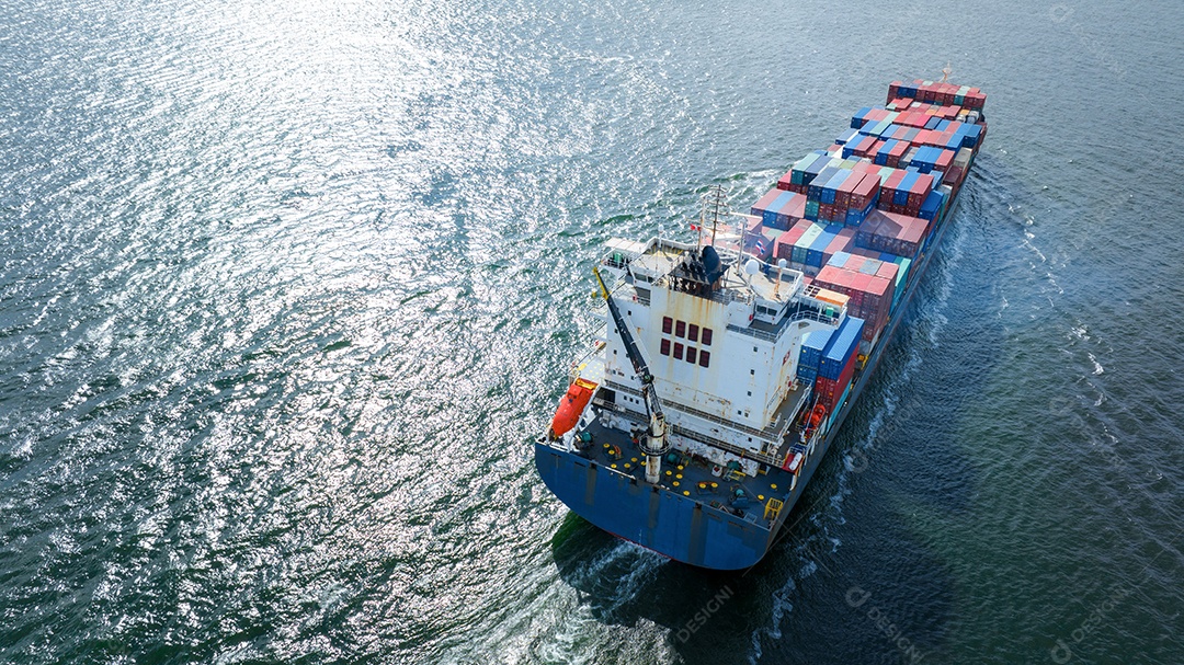 navio marítimo de carga com rastro no navio oceânico transportando contêiner e correndo para o transporte de frete de tecnologia de conceito de exportação por remetente de serviço inteligente de navio. Popa do navio porta-contentores