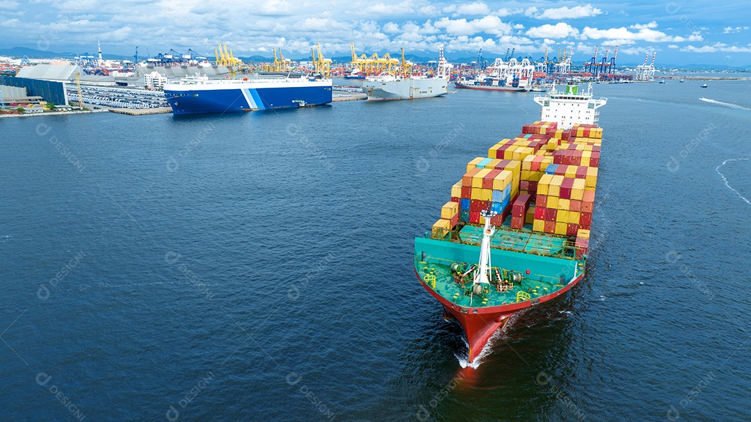 navio marítimo de carga com rastro no navio oceânico transportando contêiner e correndo para o transporte de frete de tecnologia de conceito de exportação por remetente de serviço inteligente de navio. Popa do navio porta-contentores