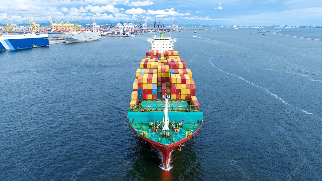 navio marítimo de carga com rastro no navio oceânico transportando contêiner e correndo para o transporte de frete de tecnologia de conceito de exportação por remetente de serviço inteligente de navio. Popa do navio porta-contentores