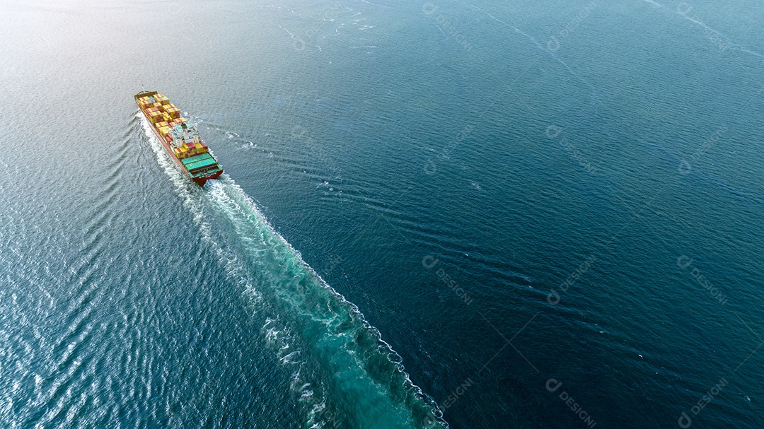 navio marítimo de carga com rastro no navio oceânico transportando contêiner e correndo para o transporte de frete de tecnologia de conceito de exportação por remetente de serviço inteligente de navio. Popa do navio porta-contentores