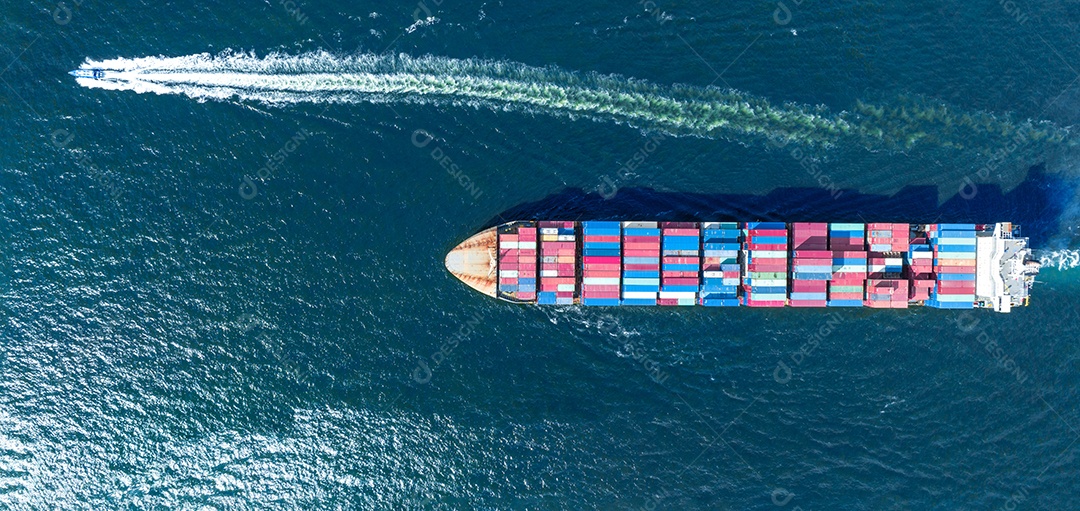 Barco piloto correndo perto do navio marítimo de carga com rastro no navio oceânico transportando contêiner e correndo para tecnologia de conceito de exportação transporte de mercadorias por remetente de serviço inteligente de navio