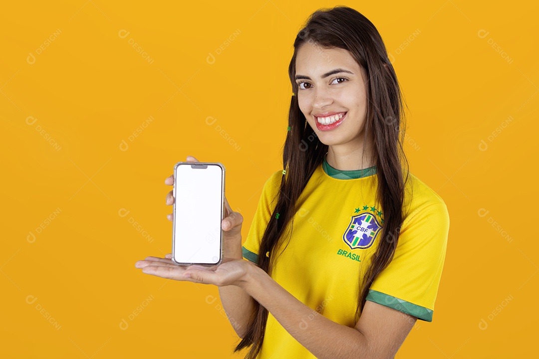 Linda mulher torcedora brasileira segurando celular