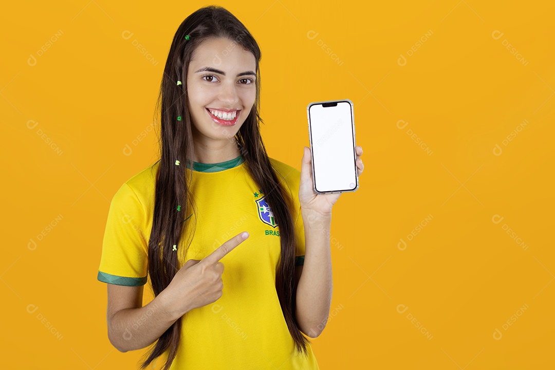 Linda mulher torcedora brasileira segurando celular