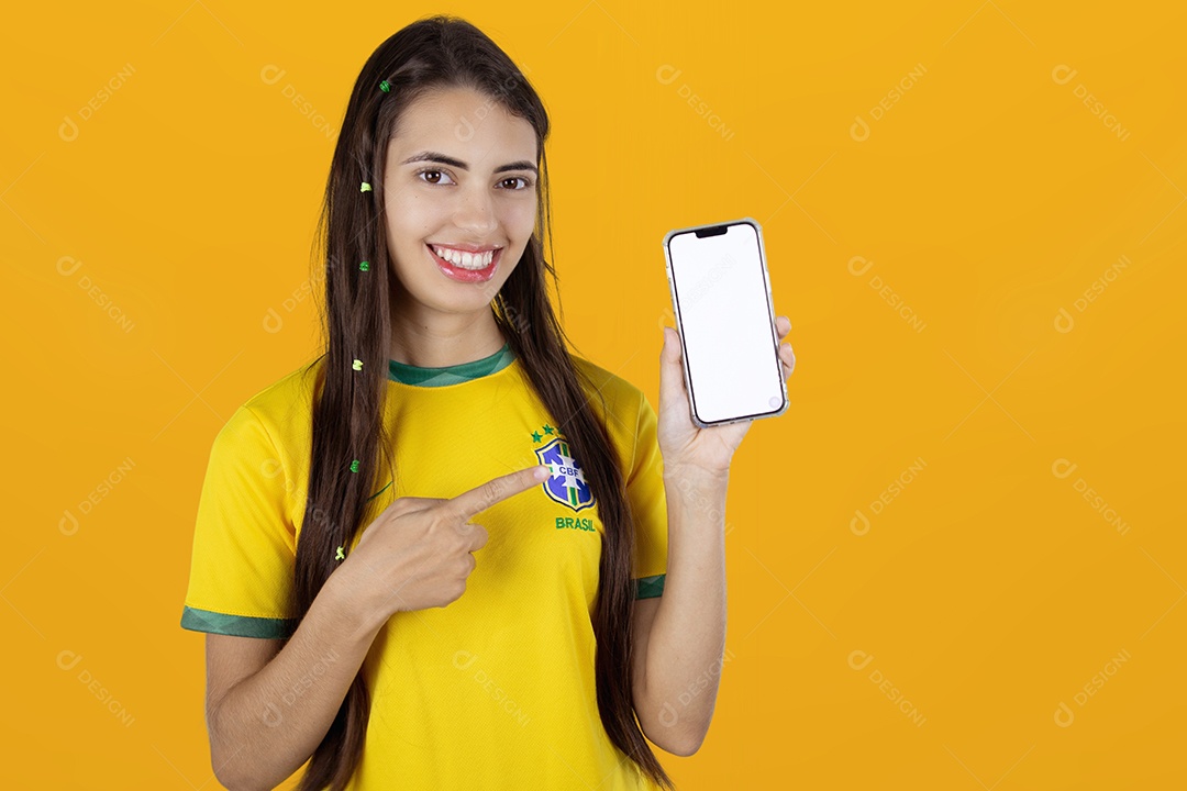 Linda mulher torcedora brasileira segurando celular