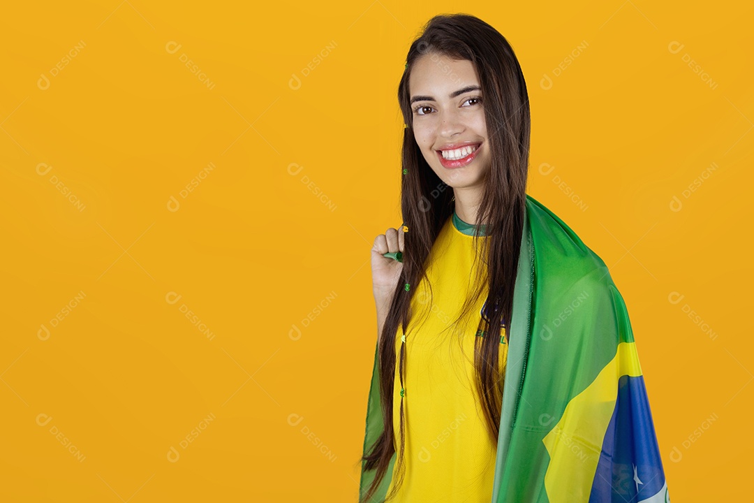 Linda mulher torcedora brasileira sobre fundo isolado amarelo