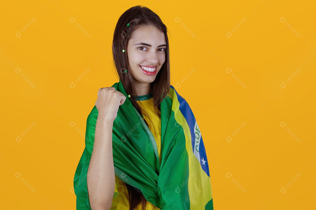 Linda mulher torcedora brasileira sobre fundo isolado amarelo