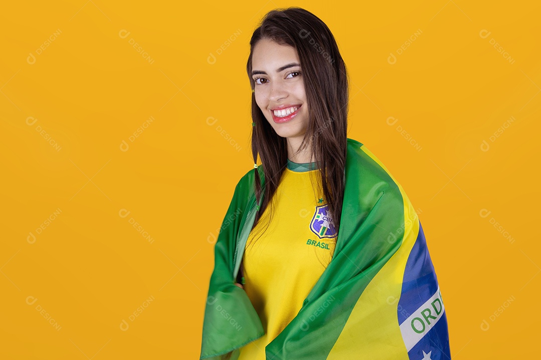 Linda mulher torcedora brasileira sobre fundo isolado amarelo