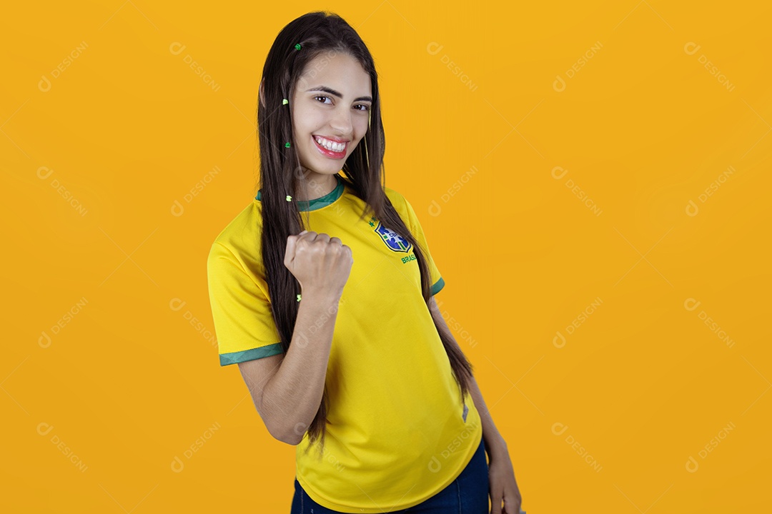 Linda mulher torcedora brasileira sobre fundo isolado amarelo