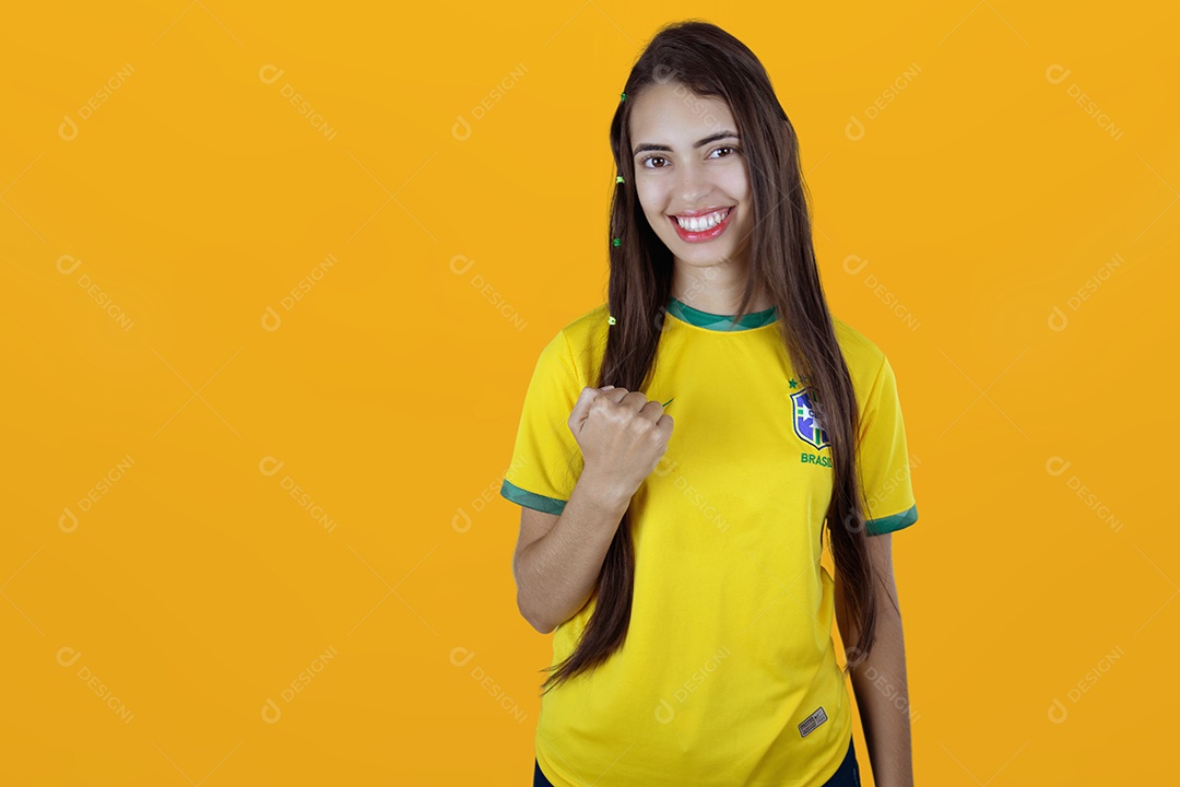 Linda mulher torcedora brasileira sobre fundo isolado amarelo