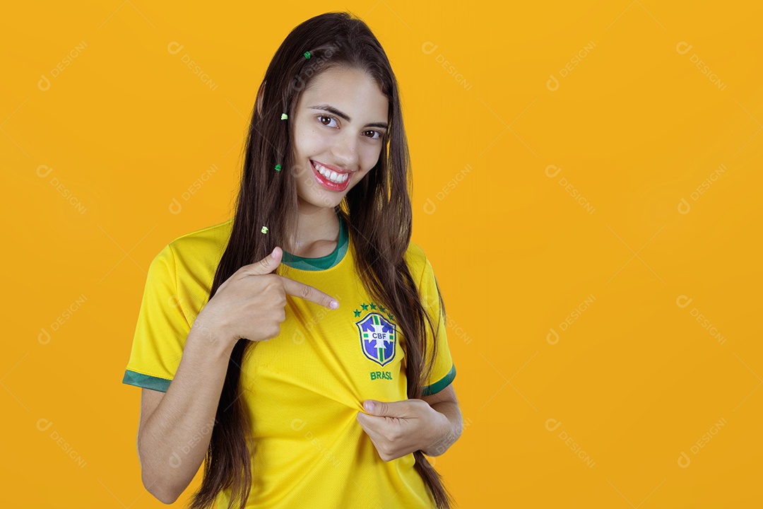 Linda mulher torcedora brasileira sobre fundo isolado amarelo