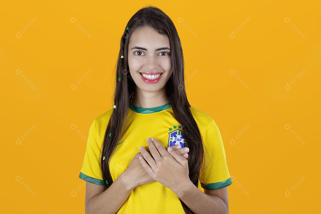 Linda mulher torcedora brasileira sobre fundo isolado amarelo