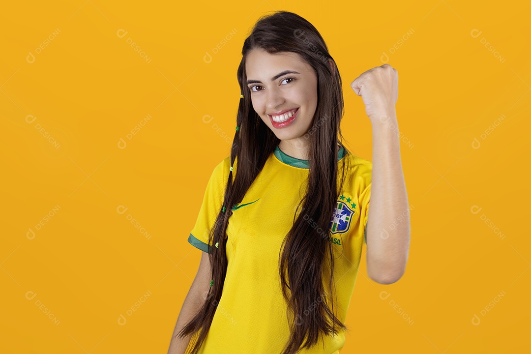 Linda mulher torcedora brasileira sobre fundo isolado amarelo