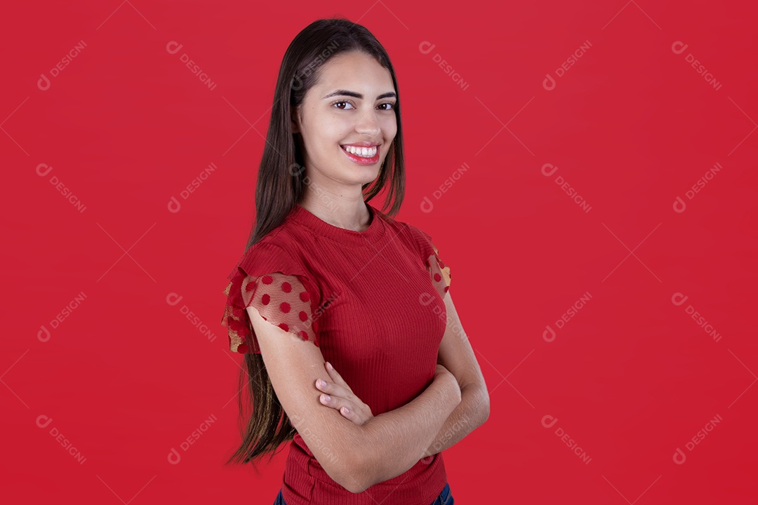 Linda mulher jovem garota sorridente sobre fundo isolado vermelho