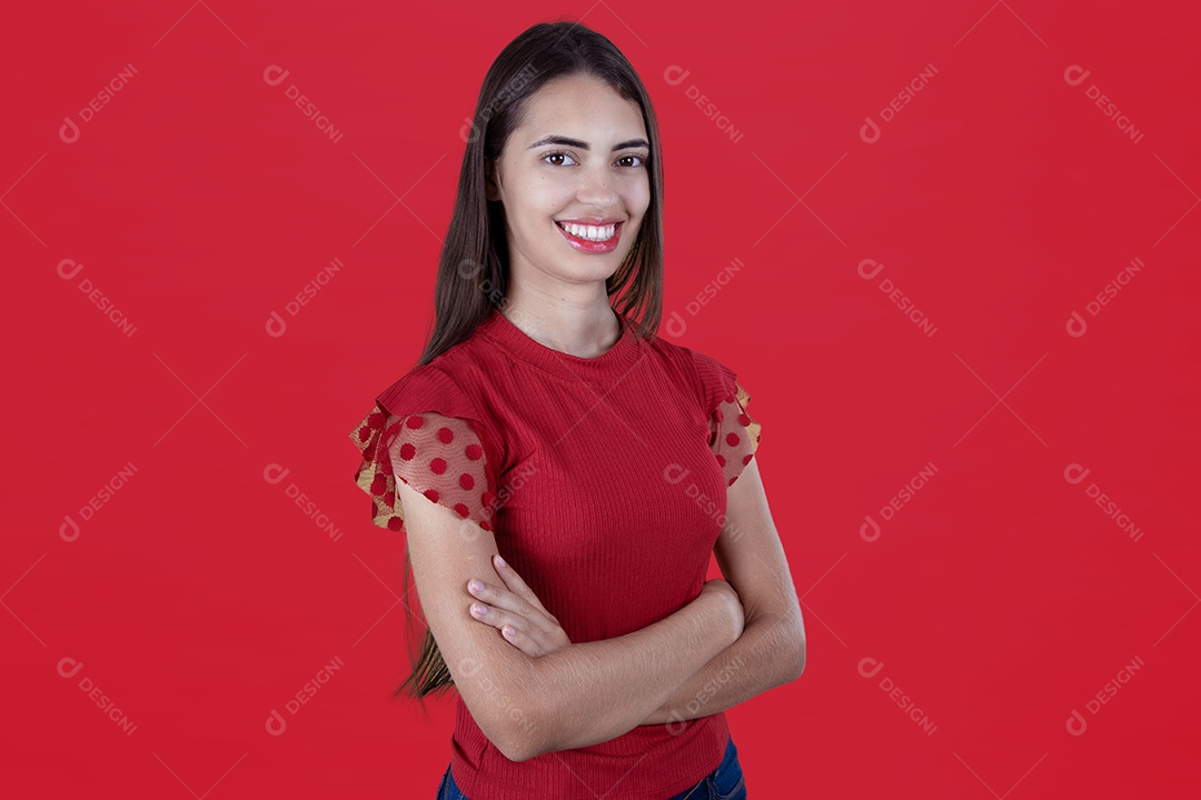 Linda mulher jovem garota sorridente sobre fundo isolado vermelho