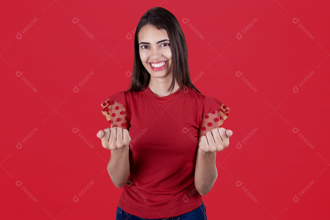 Linda mulher jovem garota sorridente sobre fundo isolado vermelho