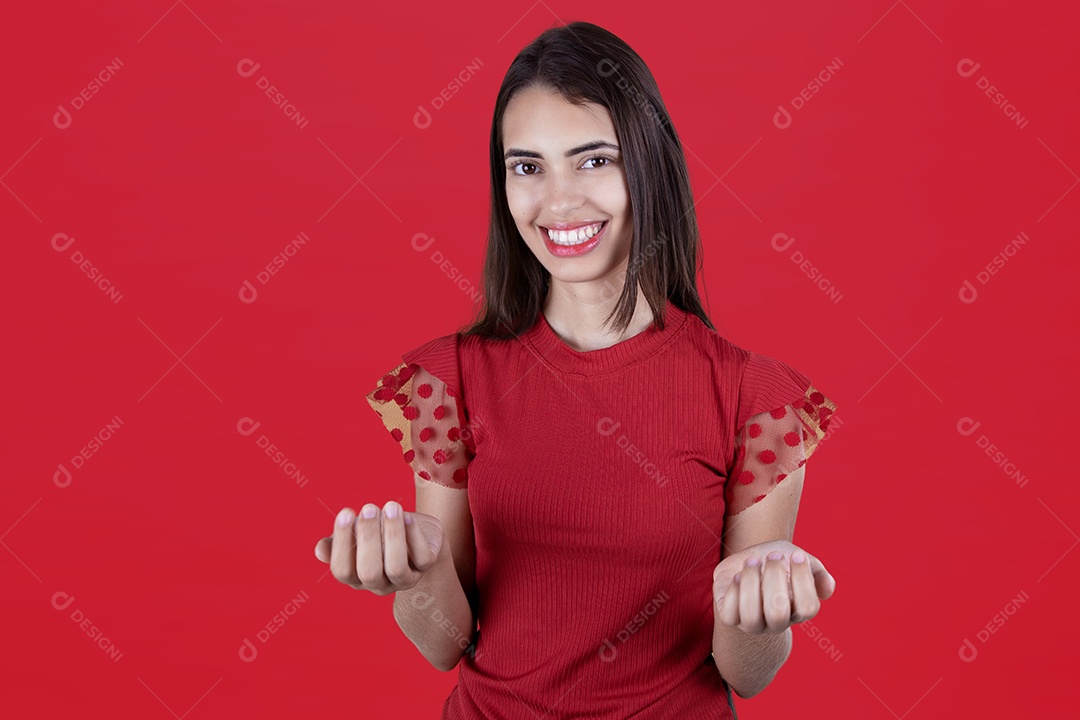 Linda mulher jovem garota sorridente sobre fundo isolado vermelho