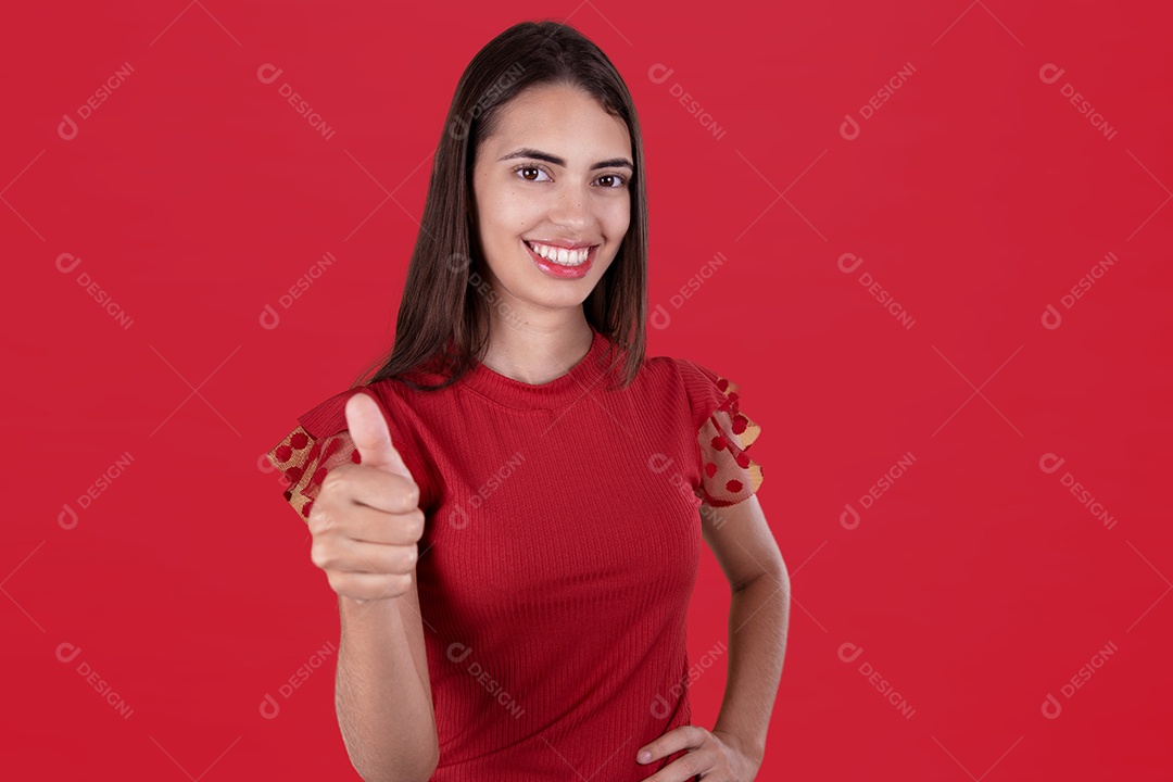 Linda mulher jovem garota sorridente sobre fundo isolado vermelho