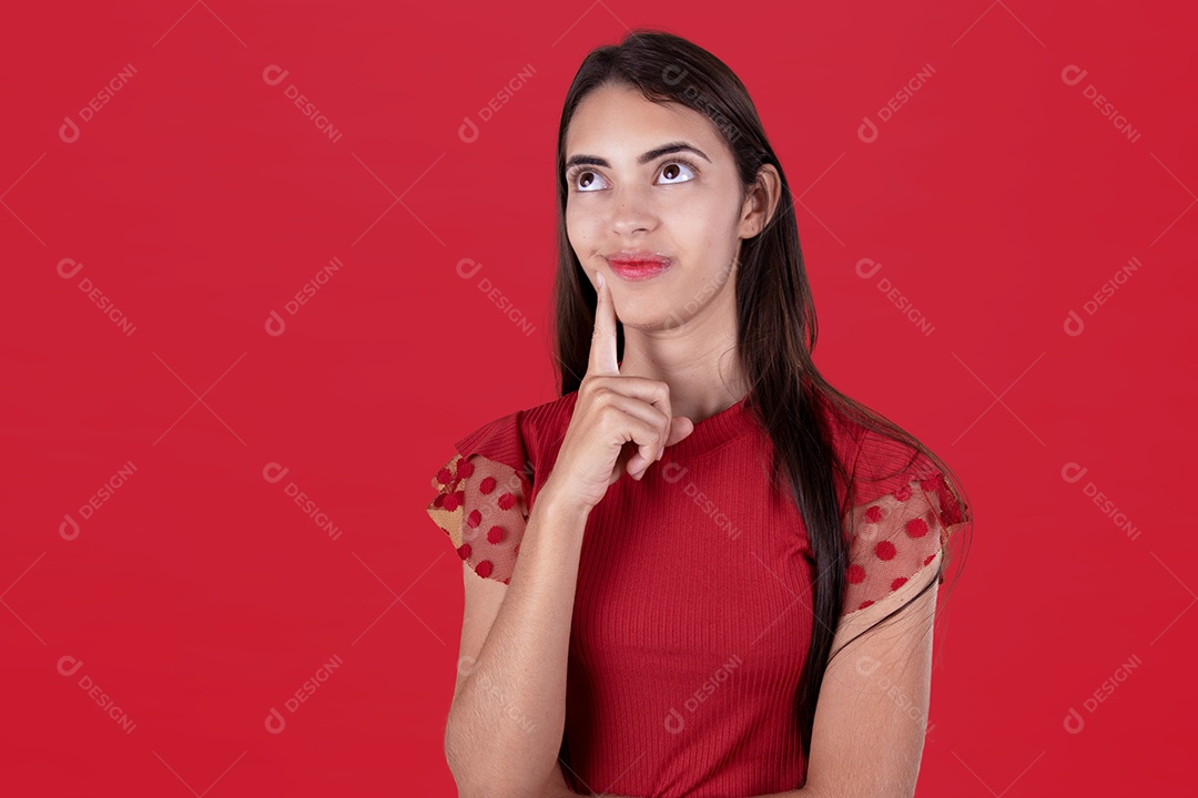 Linda mulher jovem garota sorridente sobre fundo isolado vermelho