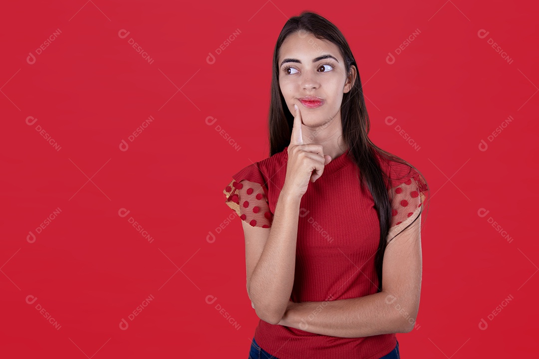 Linda mulher jovem garota sorridente expressão pensativa sobre fundo isolado vermelho