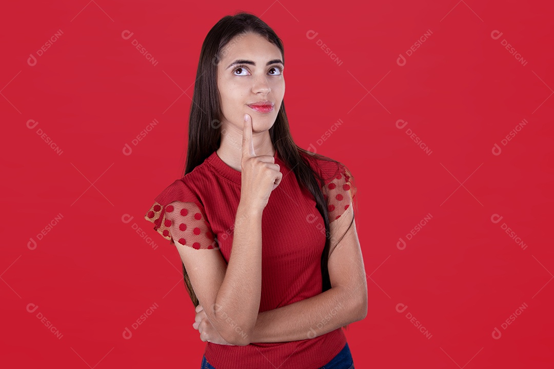 Linda mulher jovem garota sorridente expressão pensativa sobre fundo isolado vermelho