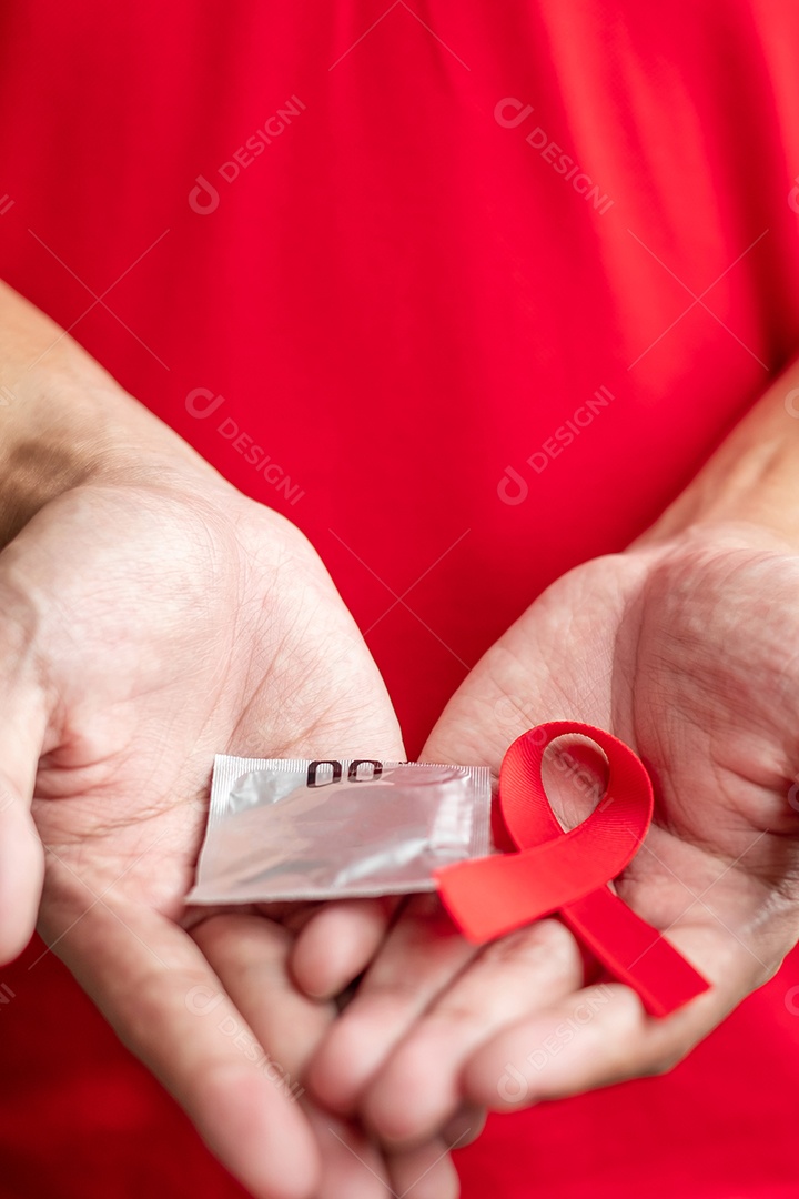 Dezembro Dia Mundial da Aids com fita vermelha e preservativo