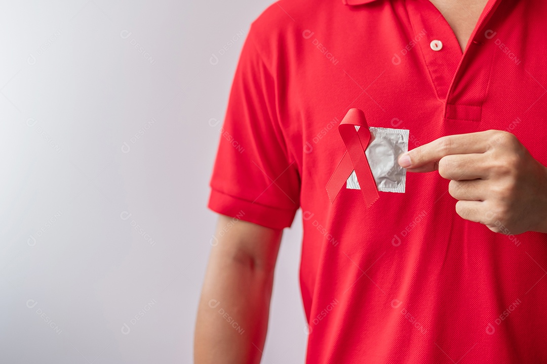 Dezembro Dia Mundial da Aids com fita vermelha e preservativo