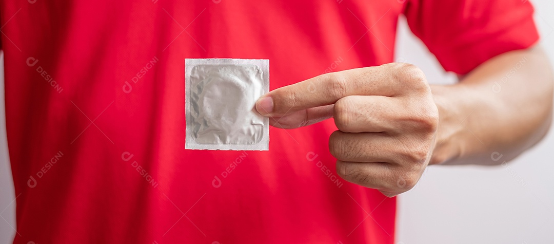 Dezembro Dia Mundial da Aids com fita vermelha e preservativo