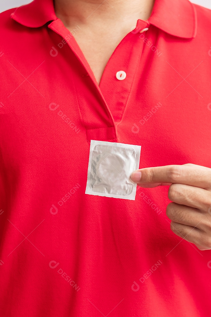 Dezembro Dia Mundial da Aids com fita vermelha e preservativo