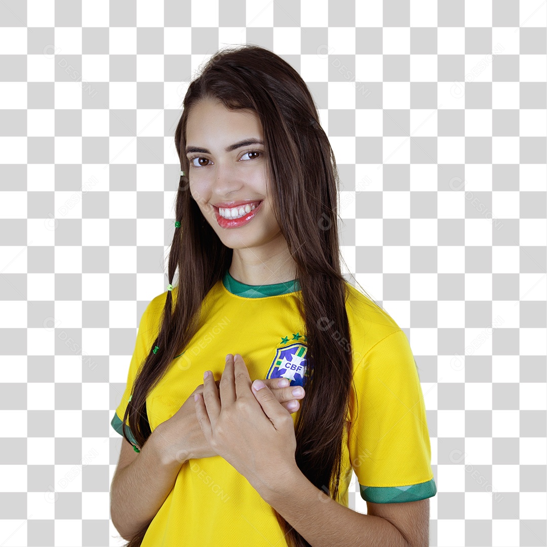 Linda mulher torcedora brasileira sobre fundo isolado amarelo