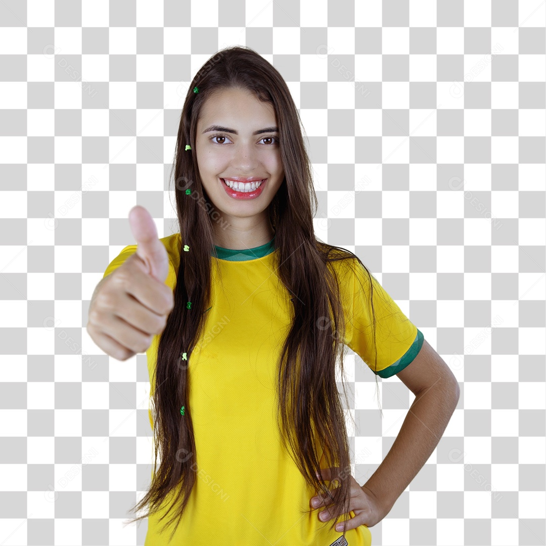 Linda mulher torcedora brasileira sobre fundo isolado amarelo