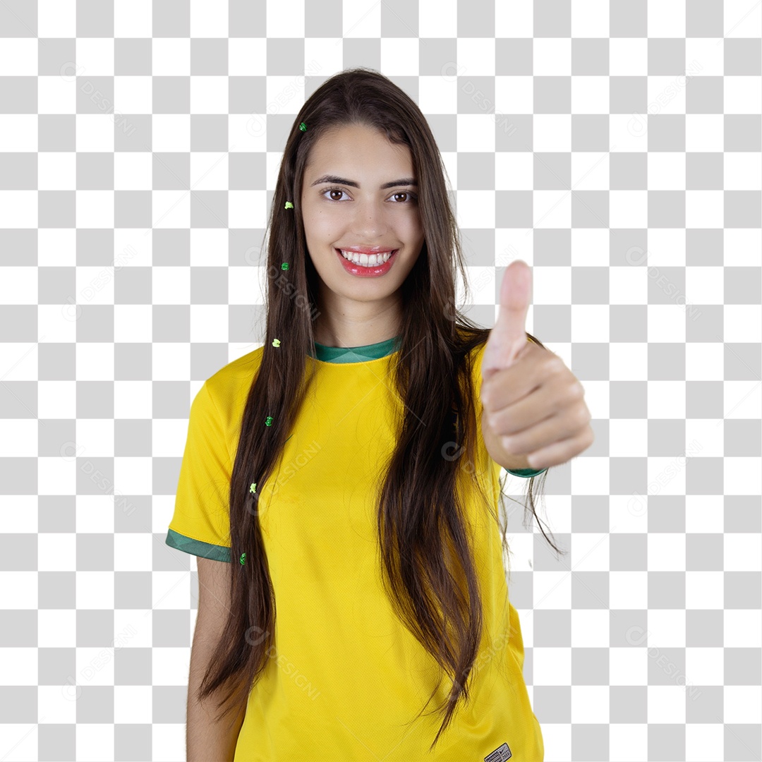 Linda mulher torcedora brasileira sobre fundo isolado amarelo