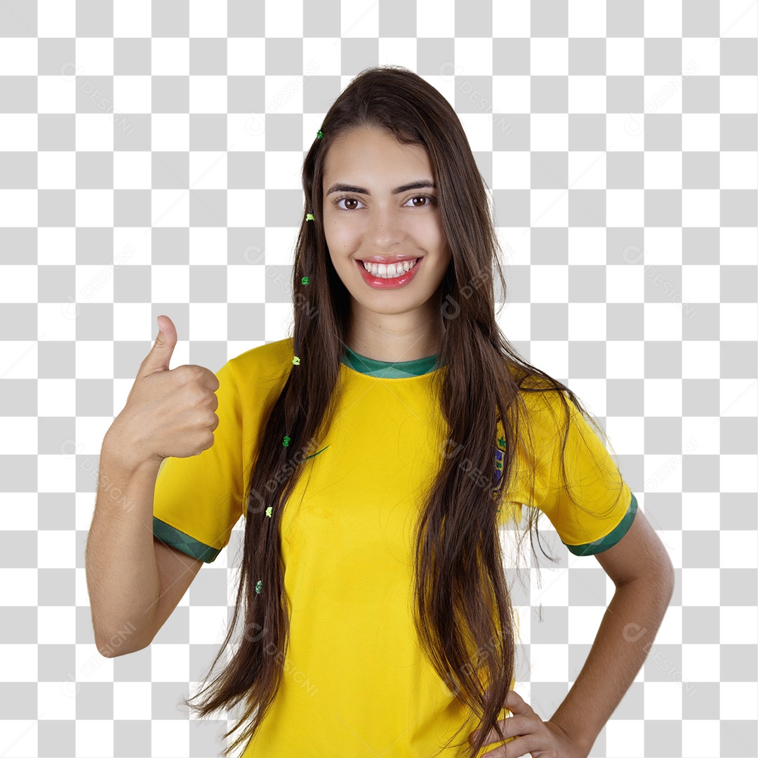 Linda mulher torcedora brasileira sobre fundo isolado amarelo